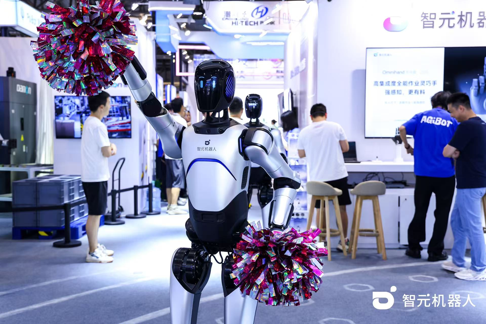 okooo澳客机器人 WAIC 首日展台火爆，机器人家族集体打工忙不停